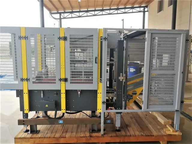 Formeuse de cartons Siat F44v d'occasion — 2015