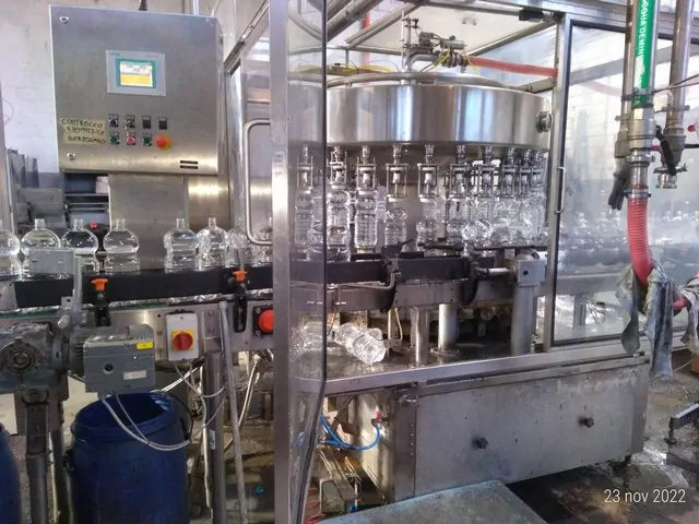 Remplisseuse Bertolaso bouteilles PET 3.500 b/h d'occasion — 1990
