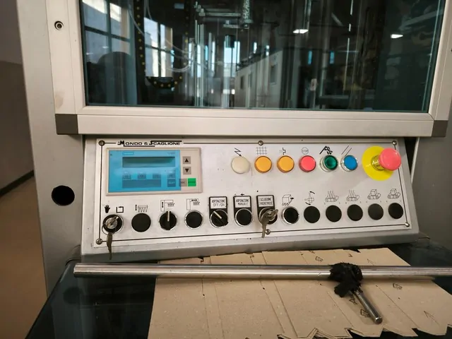 Hives Inserter Mondo&Scaglione 600 c/h INSERITRICE MOD. 2001 d'occasion — 2000